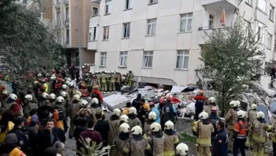 İstanbul Maltepe'de yedi katlı bir binanın üç katı çöktü. Olayda 2 kişi hayatını kaybederken, 10 kişi kurtarıldı ve arama çalışmaları sürüyor. – binanın 3 katı çöktü