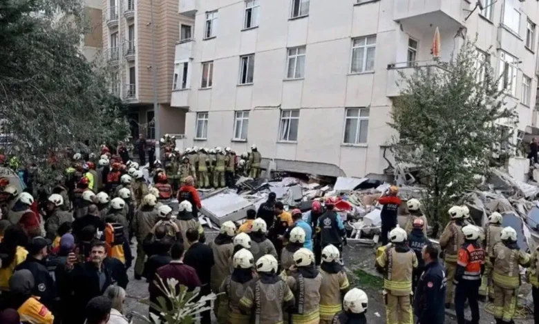 İstanbul Maltepe'de yedi katlı bir binanın üç katı çöktü. Olayda 2 kişi hayatını kaybederken, 10 kişi kurtarıldı ve arama çalışmaları sürüyor. – binanın 3 katı çöktü