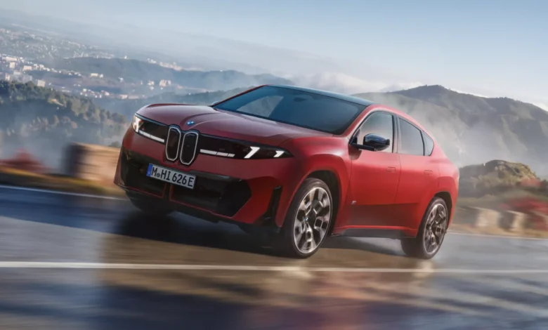 BMW'nin yeni elektrikli coupe-SUV modeli iX4 tanıtıldı. Araç, 828 km menzil, 603 beygir güç ve hızlı şarj desteğiyle dikkat çekiyor. – elektrikli BMW iX4