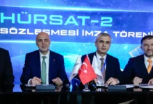 TUSAŞ ve ROKETSAN, Türkiye'nin seri üretime uygun ilk uydu ailesi HÜRSAT'ın ikinci projesi için Antalya'da düzenlenen kongrede sözleşme imzaladı. – HÜRSAT-2